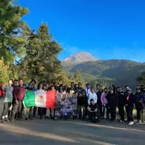 Grupo de senderistas en una ruta de montaña