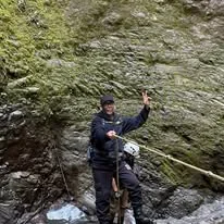 Guía de Reino Natural durante una actividad de aventura